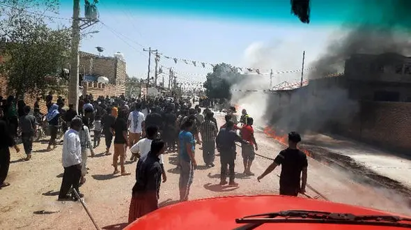 آتش سوزی هولناک 5 خانه و مغازه در کرخه / آتش نشانان وارد عمل شدند