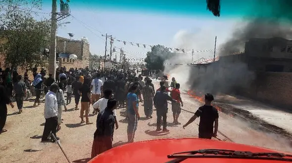 آتش سوزی هولناک 5 خانه و مغازه در کرخه / آتش نشانان وارد عمل شدند