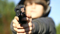 ببینید / کشف تفنگ نیمه خودکار در کوله پشتی دانش‌آموز 7 ساله + فیلم