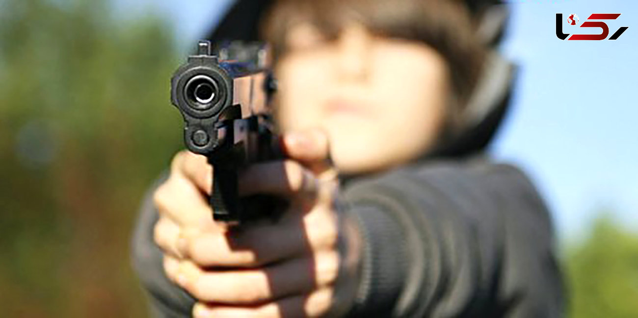 ببینید / کشف تفنگ نیمه خودکار در کوله پشتی دانش‌آموز 7 ساله + فیلم