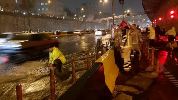 تصاویر عجیب از  آب گرفتگی معابر در اتوبان امام علی (ع) 