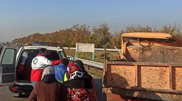 تصادف خونین کامیون با مینی بوس در جاده قزوین + وضعیت مصدومان