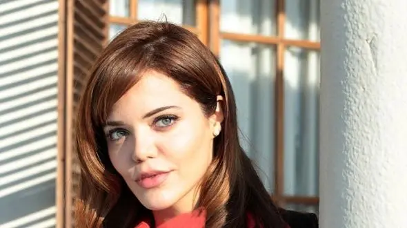 نگاهی به چیدمان ویلای لاکچری هلال آلتینبلک، شبنمِ زندگی شاهانه/ از آرامش درخت سرسبز تا مبلمان مدرن سفید رنگ