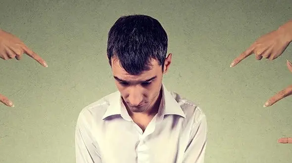 10 رفتار افراد با عزت نفس پایین