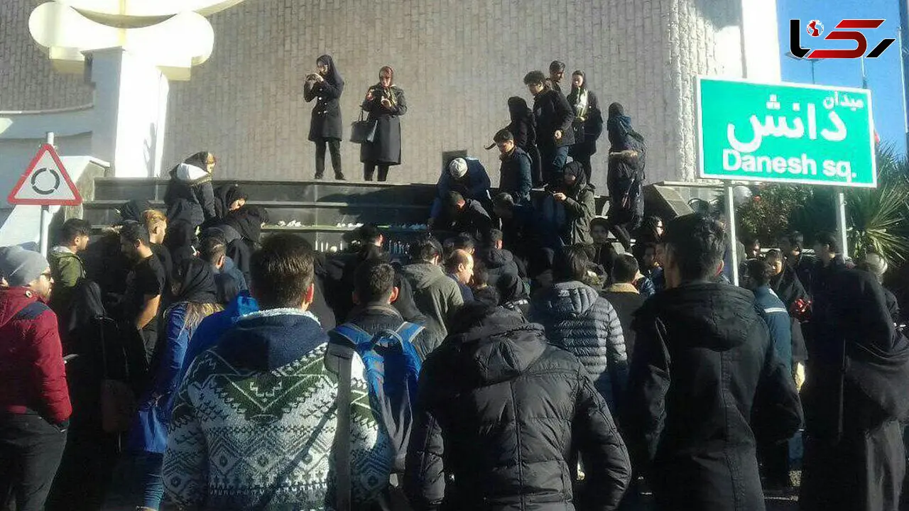 تجمع دوستان و همکلاسان در دانشگاه برای همدردی با خانواده های حادثه دیده