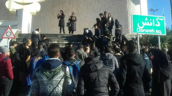 تجمع دوستان و همکلاسان در دانشگاه برای همدردی با خانواده های حادثه دیده