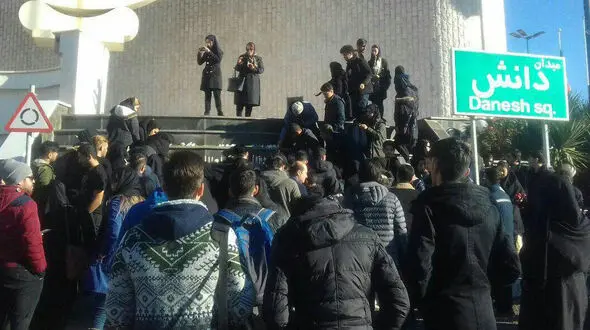 تجمع دوستان و همکلاسان در دانشگاه برای همدردی با خانواده های حادثه دیده