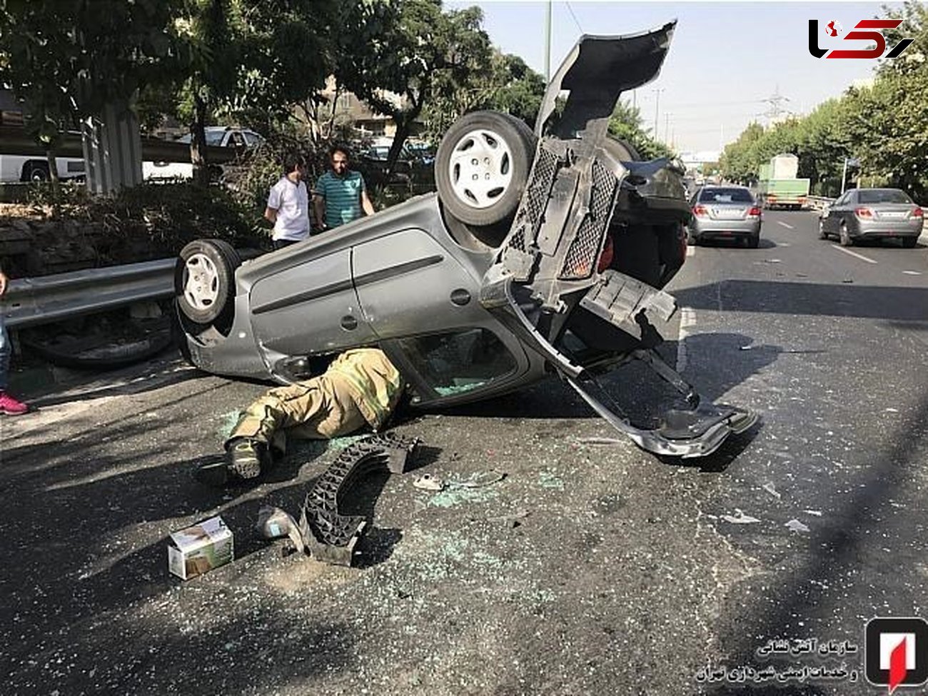 واژگون شدن پژو ۲۰۶ پس از تصادف با دنا در بزرگراه حکیم تهران + عکس 