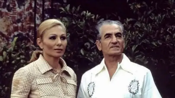 سفر به ایام قدیم  / آبگوشت  خوردن شاه پهلوی و فرح در چادر عشایری ! / شاه عادت نداره رو زمین بشینه !
