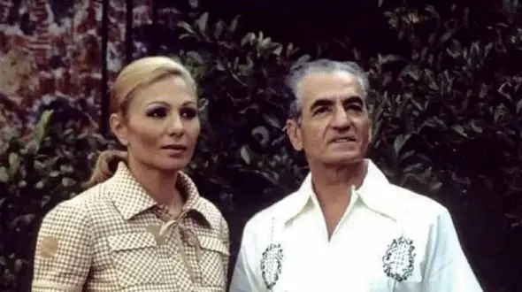 سفر به ایام قدیم  / آبگوشت  خوردن شاه پهلوی و فرح در چادر عشایری ! / شاه عادت نداره رو زمین بشینه !