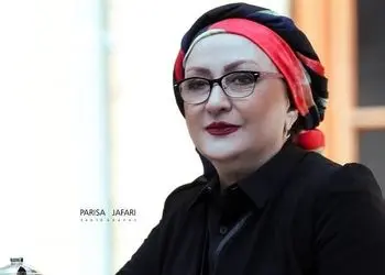 فیلم/ وقتی سلیقه شخصی حرف اول را می‌زند؛ جزئیاتی از خانه مریم امیرجلالی: از مبلمان عنابی رنگ و آینه کنسول مد روز تا دیوارکوبهای مینیمال