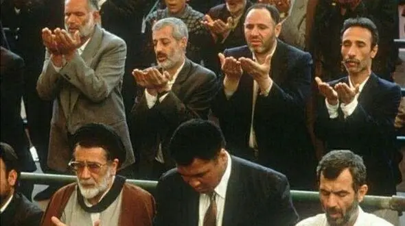  محمد علی کلی در صف نماز جمعه تهران + عکس تاریخی
