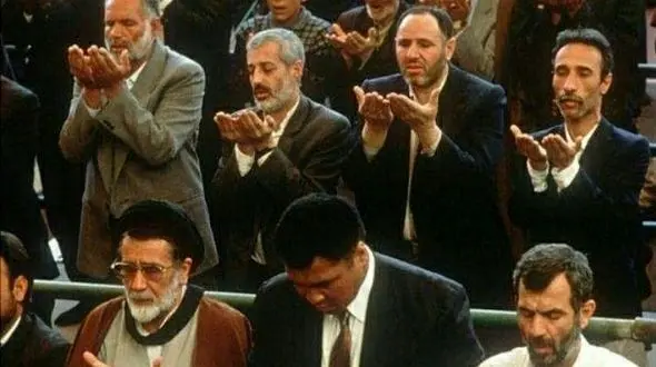  محمد علی کلی در صف نماز جمعه تهران + عکس تاریخی