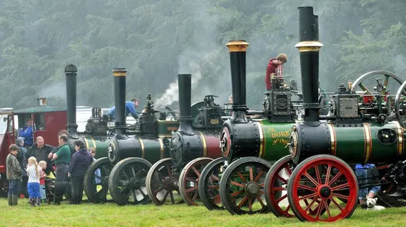 زورآزمایی لوکوموتیو‌های مینیاتوری زیبا در مصاف با یکدیگر+عکس 