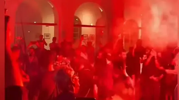 فیلم ساز باشکوه و غمگین فستیوال کوچه بوشهر در عزای حادثه تلخ بندر عباس ! / ماتم جای شادی در کوچه های بوشهر !