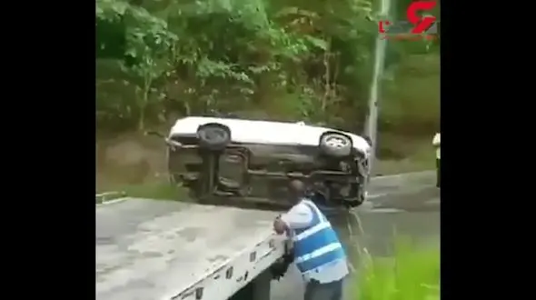 لحظه سقوط ماشین لوکس به دره پس از نجات به دست امدادگران! + فیلم