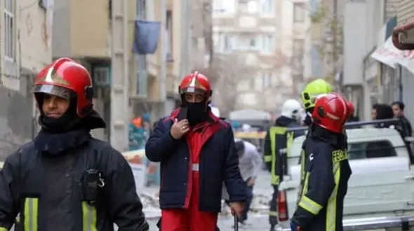 فیلم / آتش سوزی هولناک یک برج در کرج / همه از وحشت به پشت بام پناه بردند