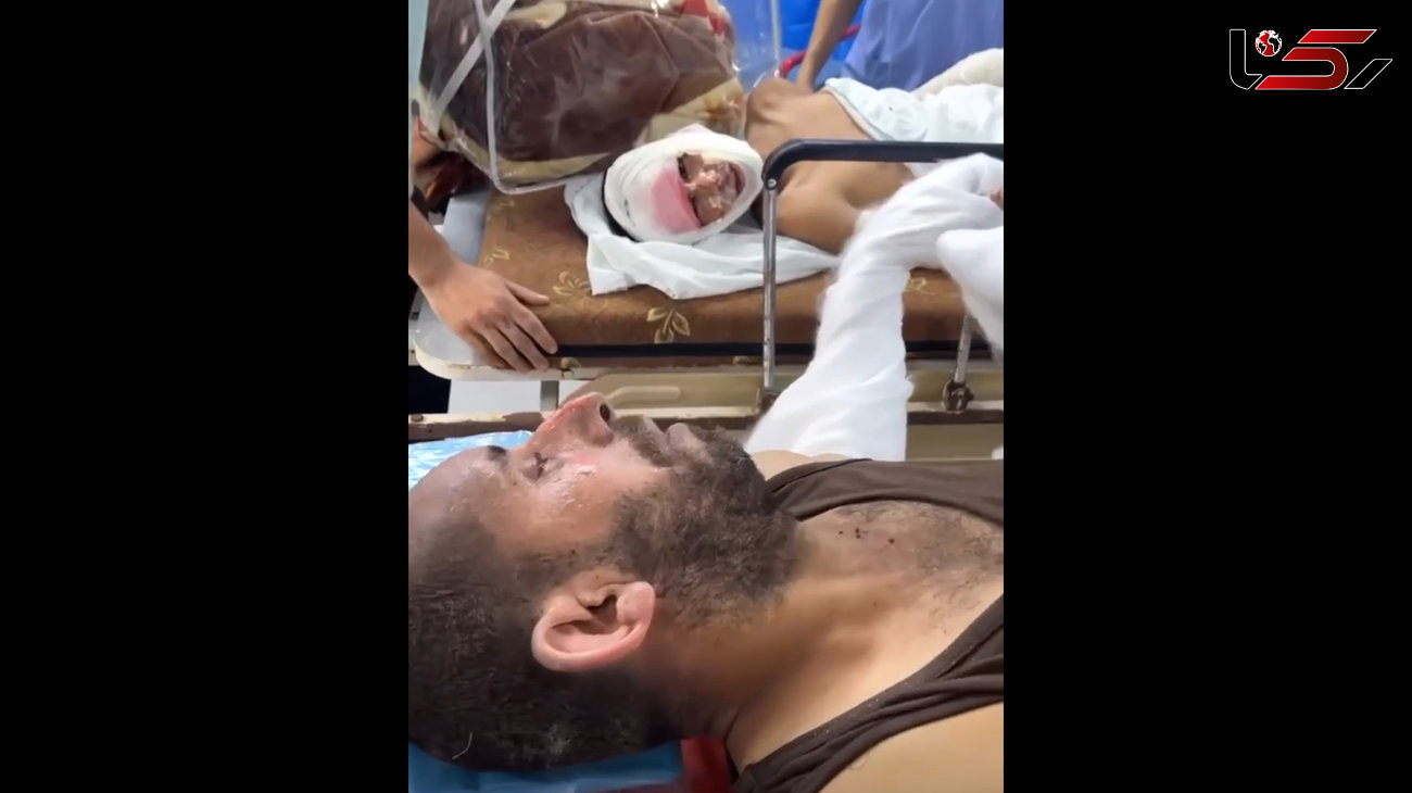 ببینید / لحظه دردناک دلداری دادن پسربچه مجروح به پدرش در غزه 
