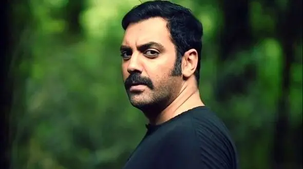 عکس ها / نگاهی بر تیپ و استایل فشن بهادر زمانی، سهراب سریال «سوجان»/ از سلفی تو ماشین لاکچریش تا استایل باشگاهی و عینک های لاکچری برند