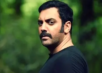 عکس ها / نگاهی بر تیپ و استایل فشن بهادر زمانی، سهراب سریال «سوجان»/ از سلفی تو ماشین لاکچریش تا استایل باشگاهی و عینک های لاکچری برند