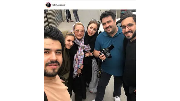 بازیگز زن در کنار دوستان خبرنگارش +عکس