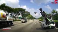 فیلم لحظه وحشتاک تصادف موتورسوار با یک خودرو در بزرگراه + عکس (14+)