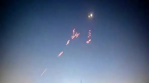 ریزپرنده‌های مشکوک در آسمان تبریز/ صدای شلیک پدافند شنیده شد