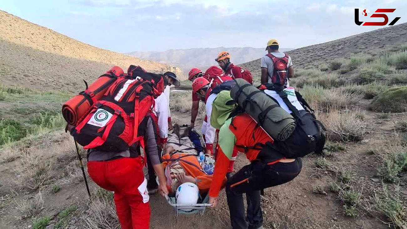 نجات شهروند کوهنورد توسط نجاتگران جمعیت هلال احمر نیشابور 