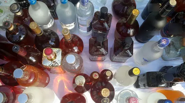 کشف ۱۰۰۰ لیتر مشروب‌الکلی و ۲ تخته فرش ۲۰۰ میلیونی در شمال تهران + تصاویر