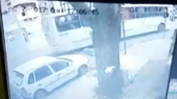 خودکشی با قراردادن سر زیر چرخ های اتوبوس در حال حرکت  + فیلم (+16)