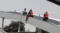  فیلم لحظه خودکشی زن مشهدی از روی پل عابر پیاده / عاقبتش چه شد؟