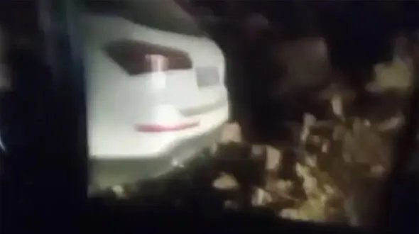 ببینید / اولین فیلم از ریزش کوه در پیچ قطبی در جاده چالوس