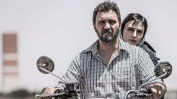 اولین عکس از  زن جوان و کم سن و سال کامبیز دیرباز بازیگر نقش آزادِ سریال شغال/ هر دو زیبا و شیک ...