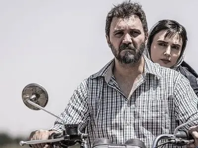 اولین عکس از  زن جوان و کم سن و سال کامبیز دیرباز بازیگر نقش آزادِ سریال شغال/ هر دو زیبا و شیک ...