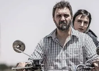 اولین عکس از  زن جوان و کم سن و سال کامبیز دیرباز بازیگر نقش آزادِ سریال شغال/ هر دو زیبا و شیک ...