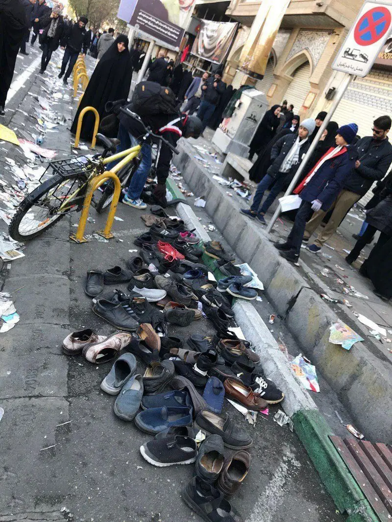 بر اثر ازدحام جمعیت در مراسم تشییع پیکر سرداران مقاومت در تهران، برخی از مردم کفش‌هایشان را در خیابان جا گذاشتند و پابرهنه به خانه بازگشتند