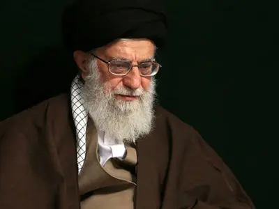 فیلم / نحوه رفتار رهبری شهید با زن بی حجاب در هواپیمای مسافربری / زن ایرانی مقیم خارج به گریه افتاد و ...