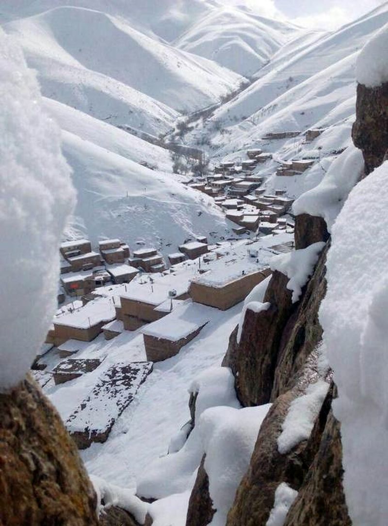 بارش اولین برف پاییزی در روستای کلاته