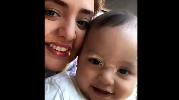 گریه های جگر سوز نرگس محمدی در مراسم عزای برادرزادهاش +عکس/ روحش شاد و مسیرش غرق در نور