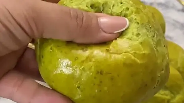 ششمین نان از چالش 10 روز 10 نان چطور پخته می شود؟ / فیلم طرز تهیه نان اسفناج
