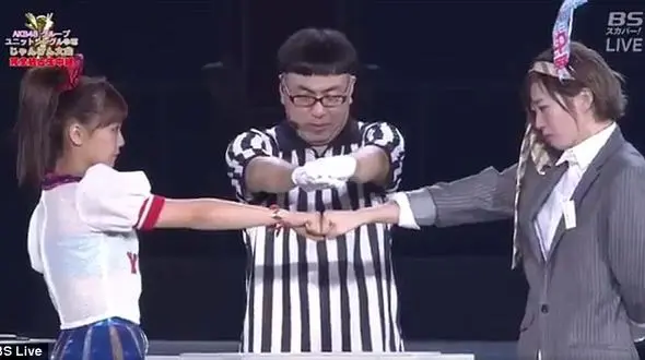 پایان هیجان انگیز رقابت نفس گیر دو دختر در مسابقه سنگ ، کاغذ ، قیچی