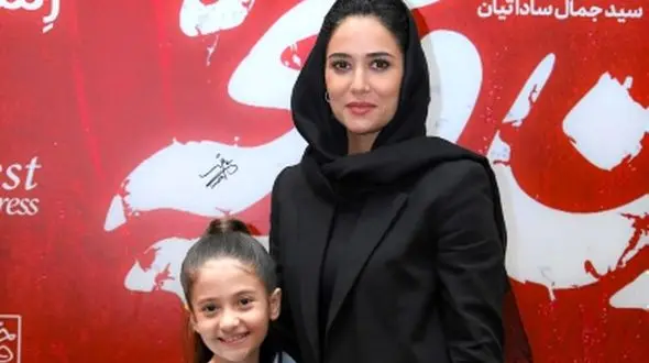 نگاهی ویژه به چیدمان لوکس و مدرن خانه پریناز ایزدیار ستاره فیلم زن و بچه/ طراحی داخلی باشکوه تلفیقی از گل و هنر