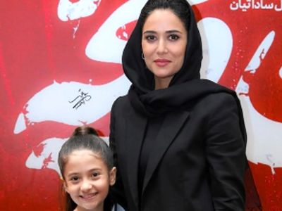 نگاهی ویژه به چیدمان لوکس و مدرن خانه پریناز ایزدیار ستاره فیلم زن و بچه/ طراحی داخلی باشکوه تلفیقی از گل و هنر