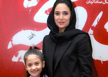 نگاهی ویژه به چیدمان لوکس و مدرن خانه پریناز ایزدیار ستاره فیلم زن و بچه/ طراحی داخلی باشکوه تلفیقی از گل و هنر