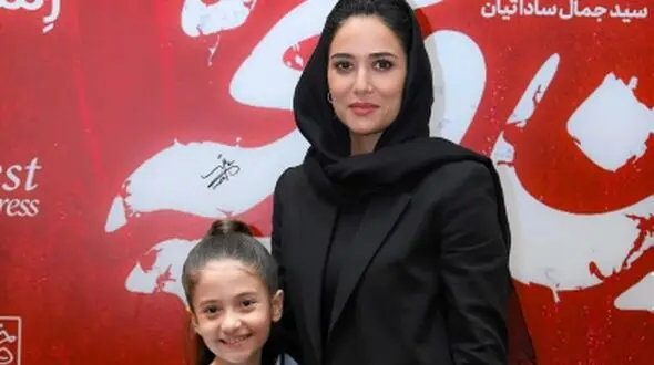 نگاهی ویژه به چیدمان لوکس و مدرن خانه پریناز ایزدیار ستاره فیلم زن و بچه/ طراحی داخلی باشکوه تلفیقی از گل و هنر