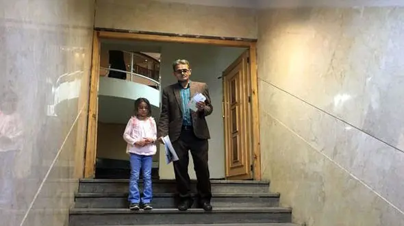 ثبت نام یک معلم با فرزندش در انتخابات ریاست جمهوری+فیلم