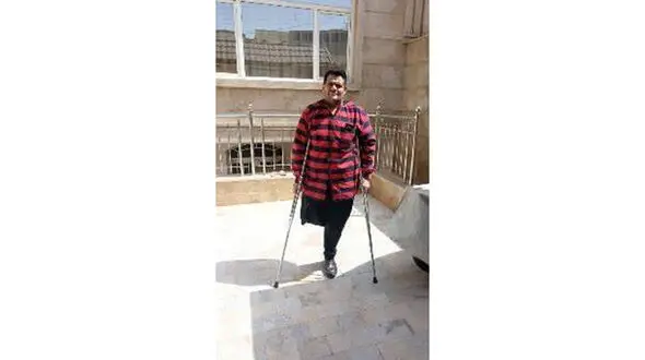 شوخی عجیب دانش آموزان که برای آقای مدیر آرزو شد / داستان تلخ قطع شدن پای مدیر مهربان مدرسه + عکس