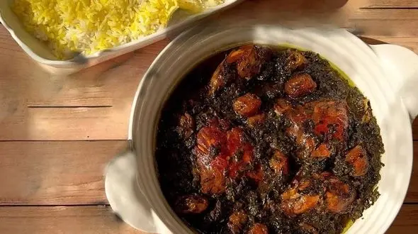 آموزش پخت خورش آلو اسفناج با مرغ به سبک ایرانی مجلسی