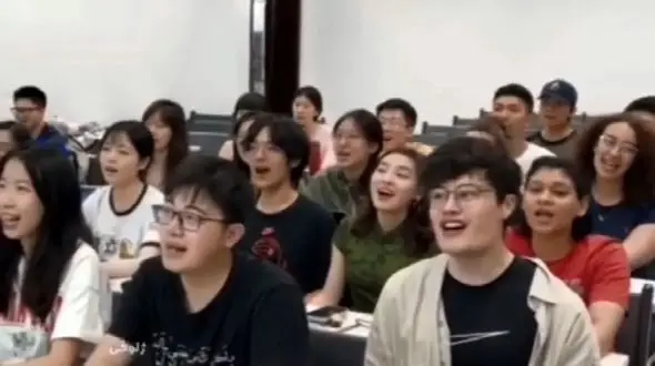 فیلم آواز باشکوه دختر و پسرای خارجی با آهنگ شجریان / دم این استاد خوش ذوق گرم که فارسی یاد دانشجوهای خارجی داد!