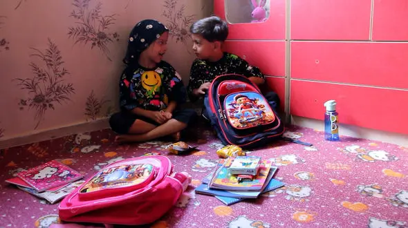 اولین جدایی رایان و جانان 7 ساله؛ دوقلوهای دختر و پسر در روز اول مدرسه + فیلم